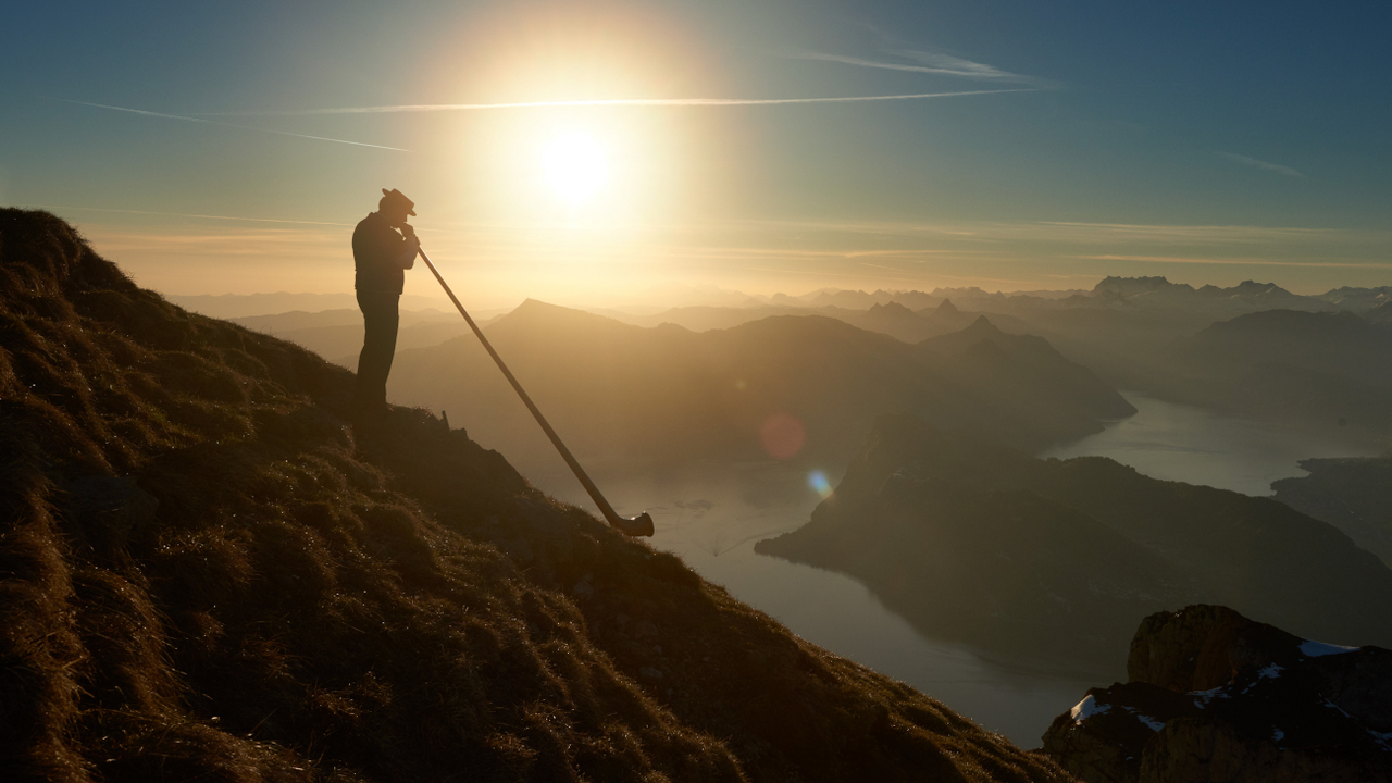 Verleihen Sie Ihrem Anlass einen typisch schweizerischen Akzent. Alphornspieler heissen Sie auf dem Berg willkommen oder kommen an den Ort Ihrer Wahl.