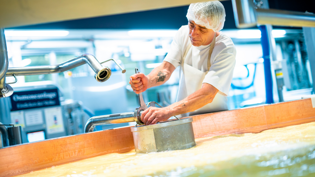 Ein erlebnisreicher Tag erwartet Sie im Appenzellerland: Erfahren Sie bei einem Rundgang durch die Schaukäserei alles über die Produktion des Käses.