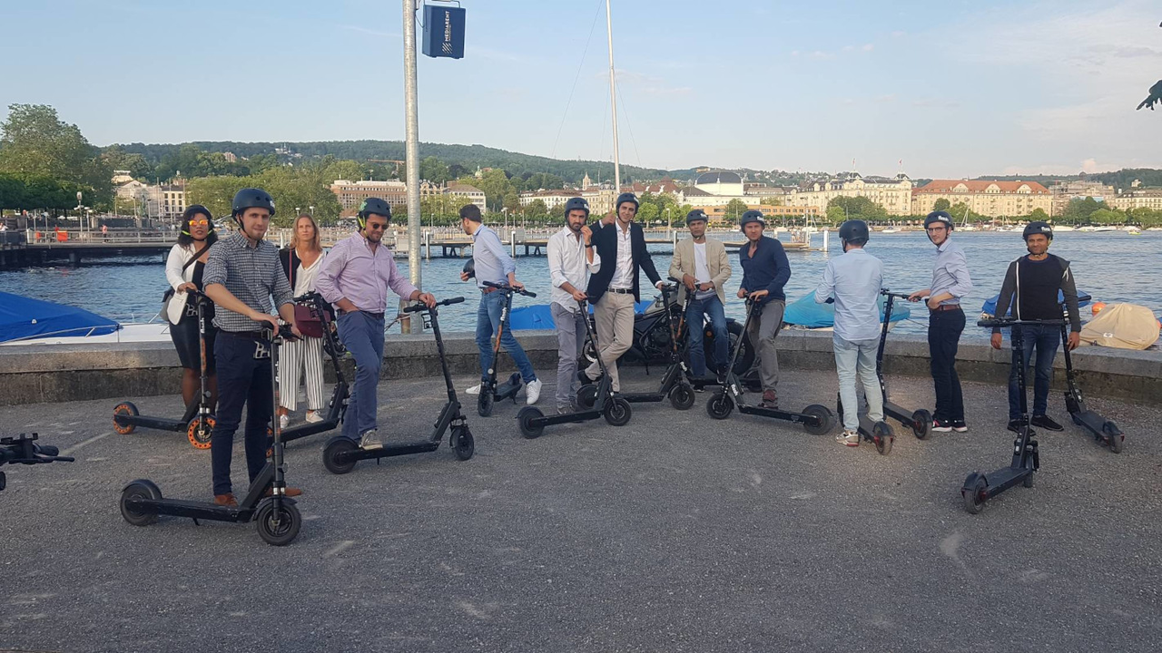 Zürich auf eine spezielle Art entdecken. Mit dem neuen E-Scooter, dem elektrisch angetriebenen Trottinett, lässt sich die Stadt leise und ohne Anstrengung erkunden. Mit dem E-Scooter darf auf Fahrradwegen gefahren werden und ist ein lustiges Erlebnis für Jung und Alt. Entdecken Sie Zürich West und unbekannte Orte.