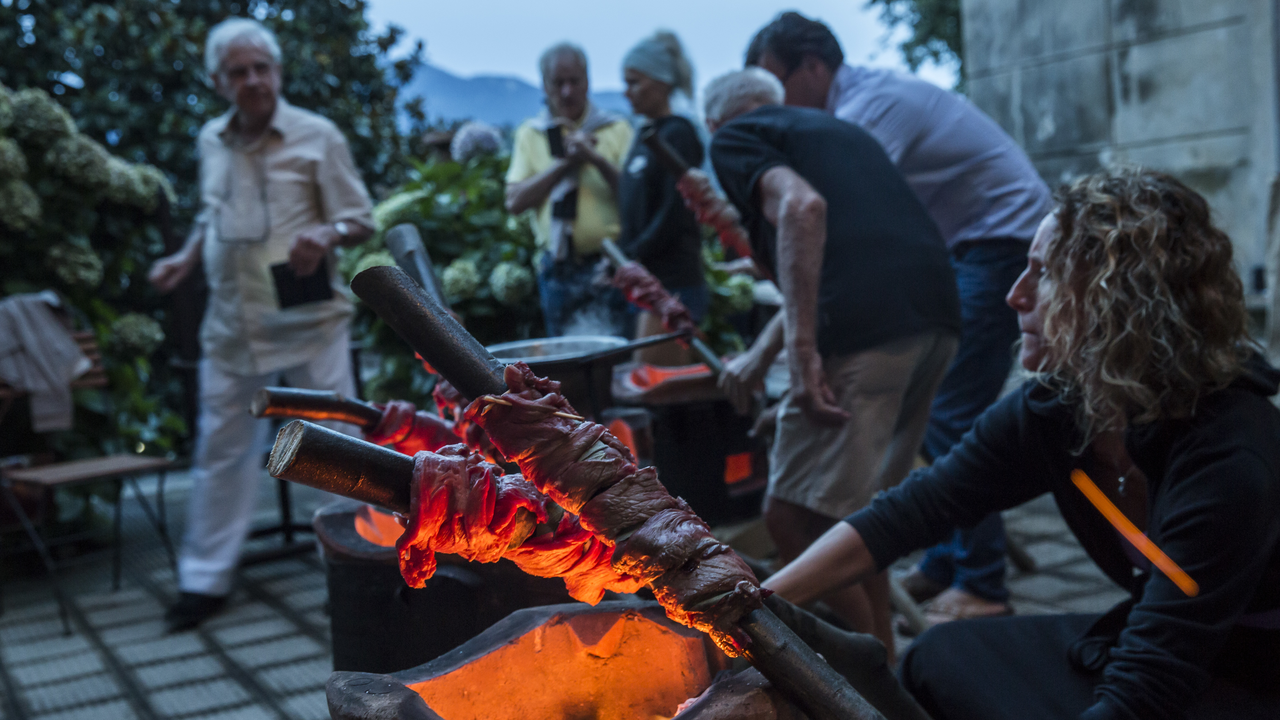 Wir kochen mit Feuer und den fantastischen Zutaten mitten im Schlosshof. Für die Gäste oder zusammen mit den Gästen. Wir grillieren, räuchern, dämpfen, schmoren und braten feinste Gerichte auf dem Feuer. Komponiert für Schlossherren und Schlossdamen inmitten der verwunschenen Schlossmauern in den Hügeln nahe Lugano.