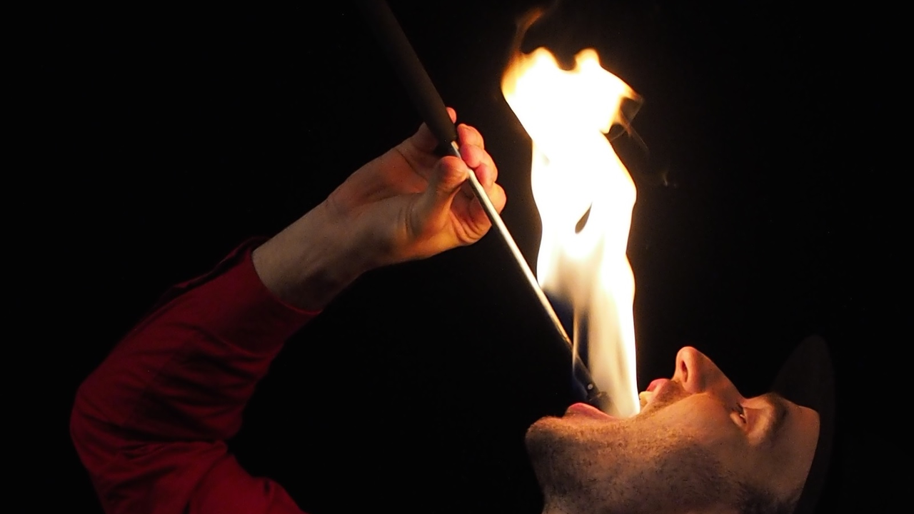 Showtime an ihrem Event - Sie werden durch einen erfahrenen Feuerkünstler in das Element Feuer eingeführt und dann gilt es selbst Hand an zu legen - im wahrsten Sinne des Wortes! Wer schafft es, die grösste Flamme auf der Hand lodern zu lassen?