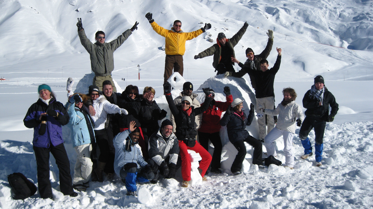Den Möglichkeiten sind kaum Grenzen gesetzt, um im Schnee unendlich viel Spass zu haben. Die Freude an den gemeinsamen Aktivitäten stärken den Teamzusammenhalt. Messen Sie sich an Ihrem Gruppenausflug in verschiedenen "Wintersport"-Dispziplinen wie Schneeskulpturen bauen, Schneeballwurf, und vielen Schneespielen mehr.