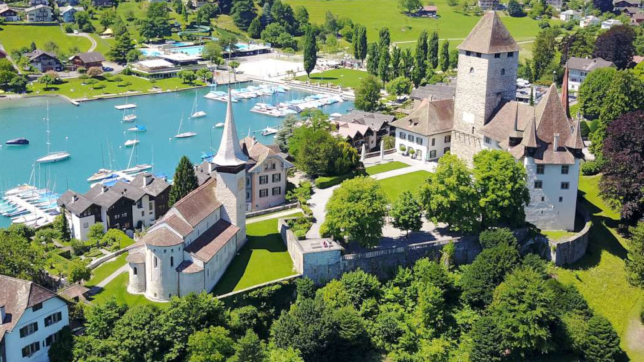 Erleben Sie Schloss Spiez exklusive mit einer privaten Führung und runden Sie Ihren Ausflug mit einem Apéro auf der Schlossterrasse und einer Schifffahrt auf dem Thunersee ab.