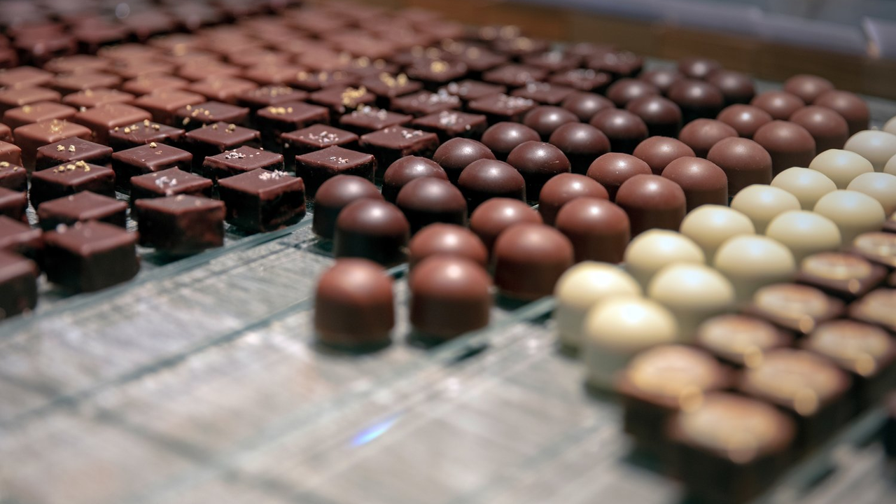 Zu Fuss die besten Chocolatiers und die traditionellen Confiserien der Altstadt erkunden. Genau das bietet unsere Schokoladentour Zürich.