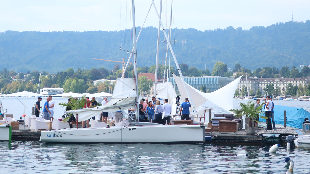Ein unvergesslicher Tag auf dem Wasser. Auf dem Schweizer See Ihrer Wahl organisiert der Skipper für Sie und Ihre Gäste einen massgeschneiderten Event. Möchten Sie mit der Segelyacht eine Regatta oder eine Schnitzeljagd durchführen? Alles, was Spass macht, ist möglich.