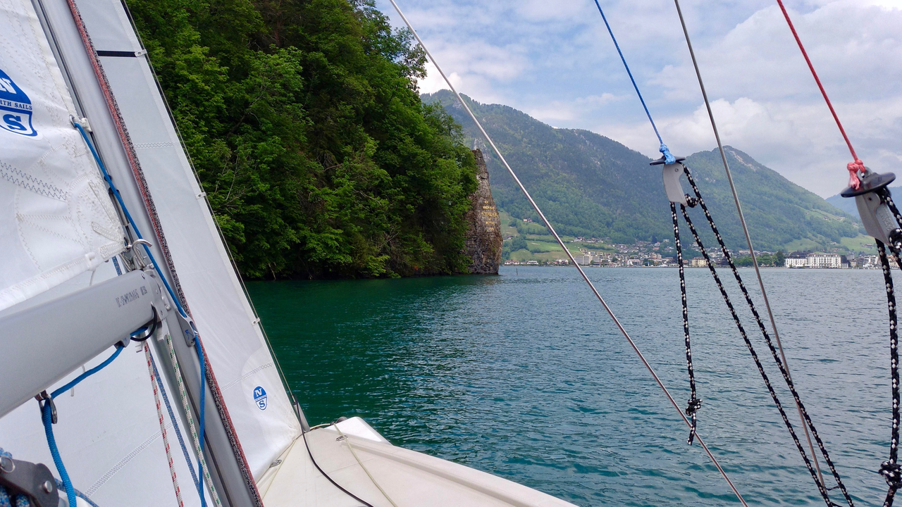 Ein unvergesslicher Tag auf dem Wasser. Auf dem Schweizer See Ihrer Wahl organisiert der Skipper für Sie und Ihre Gäste einen massgeschneiderten Event. Möchten Sie mit der Segelyacht eine Regatta oder eine Schnitzeljagd durchführen? Alles, was Spass macht, ist möglich.
