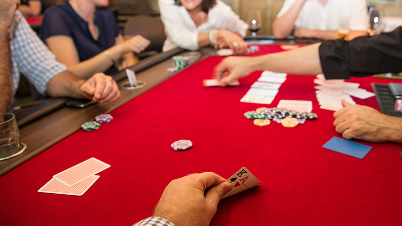 Poker trainiert unsere analytischen und mathematischen Fähigkeiten, es fördert lösungsorientiertes Denken, lehrt uns Geduld und Selbstdisziplin und erfordert ein langfristiges Investitionsdenken.