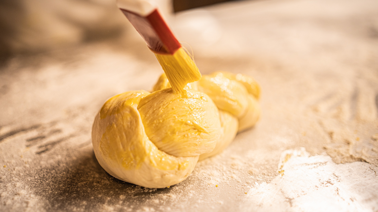 Formen Sie Ihren Zopf selber. Während der Zopf im Ofen goldig braun wird, geniessen Sie ein saisonales und regionales Apéro.