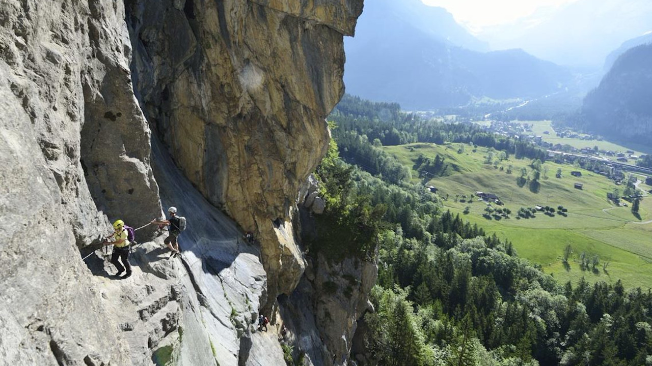 Der als «schönster Klettersteig der Alpen» prämierte Klettersteig im Berner Oberland bietet Ihnen ein Teambuilding-Abenteuer der besonderen Art. Wollen Sie den Teamspirit fordern und fördern? Dann ist diese geführte Klettertour genau das Richtige. Der Klettersteig Allmenalp K4 im Berner Oberland bietet echten Nervenkitzel. Im Team ein solches Abenteuer zu erleben, ist unvergesslich und schweisst zusammen.