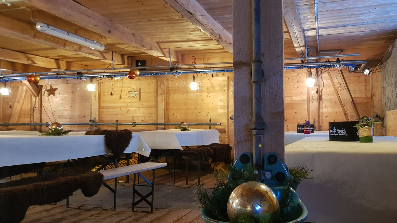 Für besondere Anlässe steht im Winter unser Stall bereit. Hier bieten wir Kapazität für 100 Personen und servieren unter anderem Fondue, Raclette und Tischgrill.