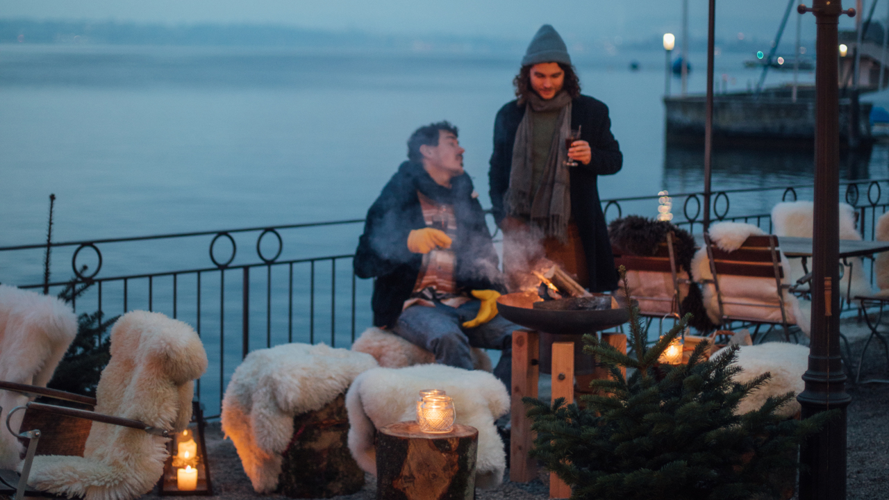 Feiern Sie Ihr Weihnachtsfest im Freien mit einem idyllischen Blick auf den Zürichsee und tauchen Sie ein in den zauberhaften Winterzauber.