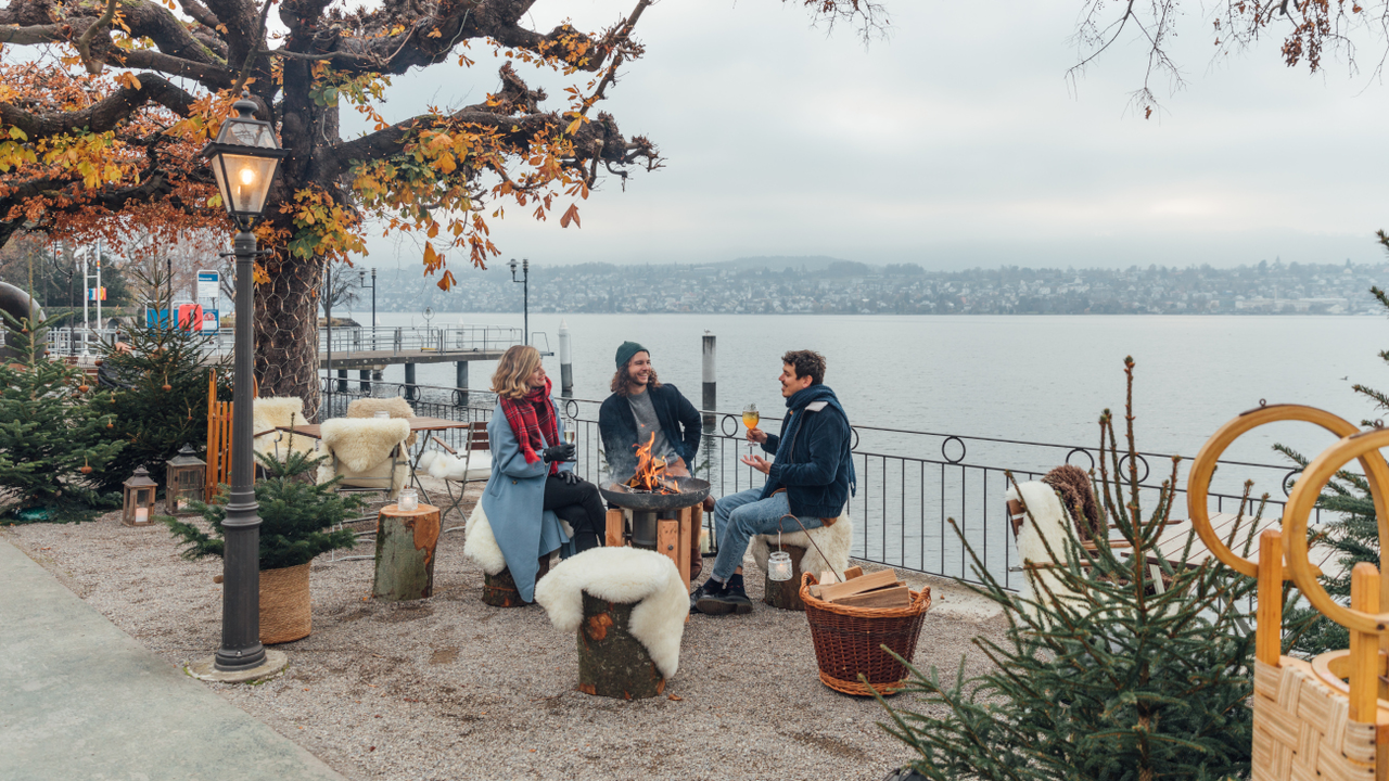 Feiern Sie Ihr Weihnachtsfest im Freien mit einem idyllischen Blick auf den Zürichsee und tauchen Sie ein in den zauberhaften Winterzauber.