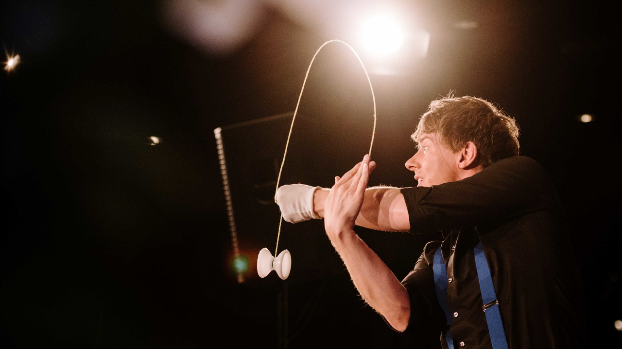 Die zweifachen Yo-Yo Welt- und Europameister aus Bern stehen seit über 15 Jahren gemeinsam auf der Bühne und zeigen, dass Yo-Yo Spielen viel mehr ist, als nur ein Auf und Ab -nämlich hochstehendes Entertainment.