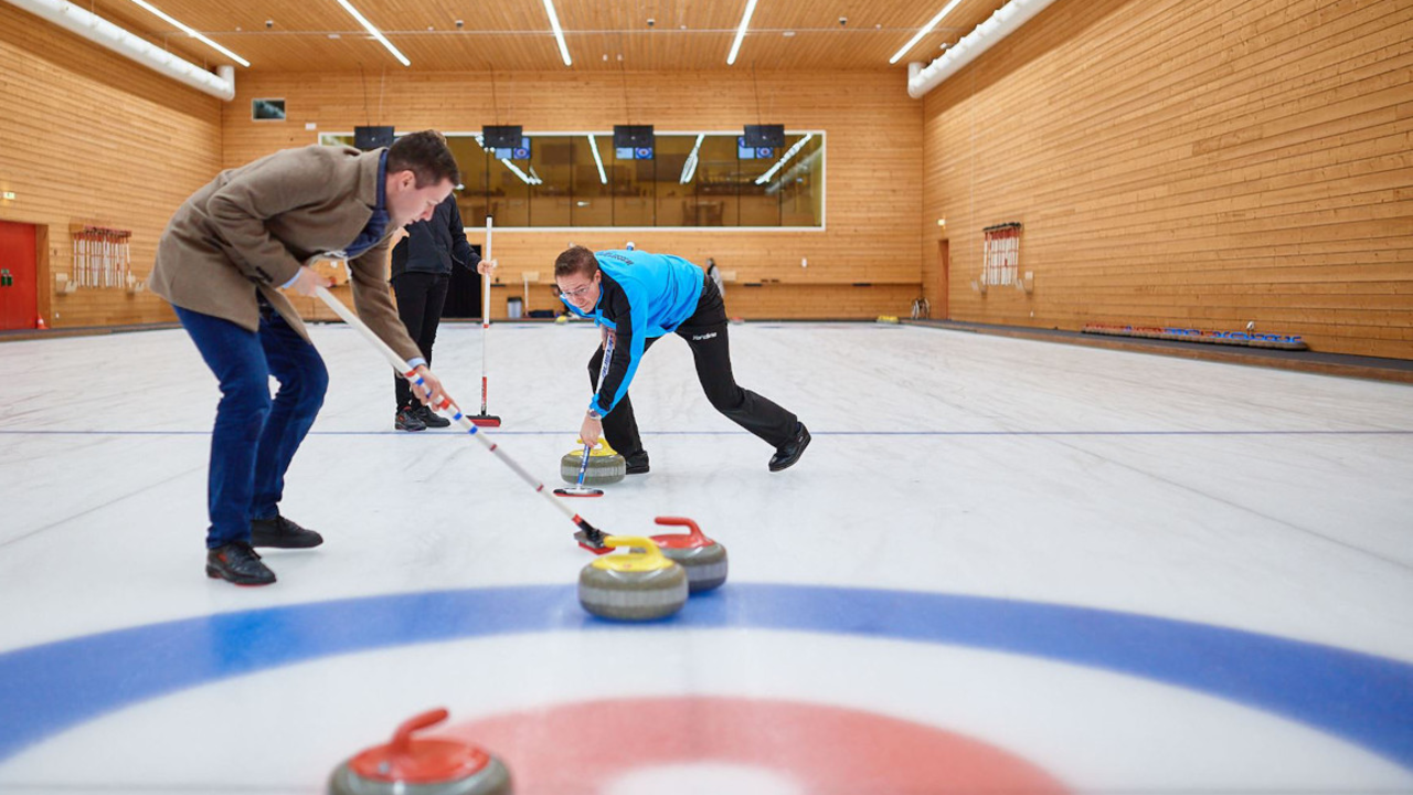 Curling begeistert alle, die Spass an Bewegung und taktischem Spiel haben. Gespielt wird auf den gleichen Rinks (Curlingbahnen), auf denen internationale Curler ihre Turniere austragen.