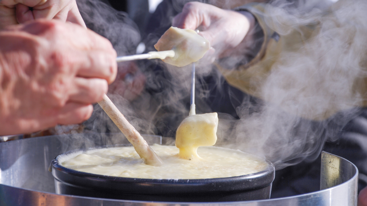 Jedes Kochteam erhält Zutaten und Rezept und kocht sein eigenes Käse-Fondue draussen in der Natur. Die frische Luft und das schmackhafte Fondue stärken Sie für weitere Taten!