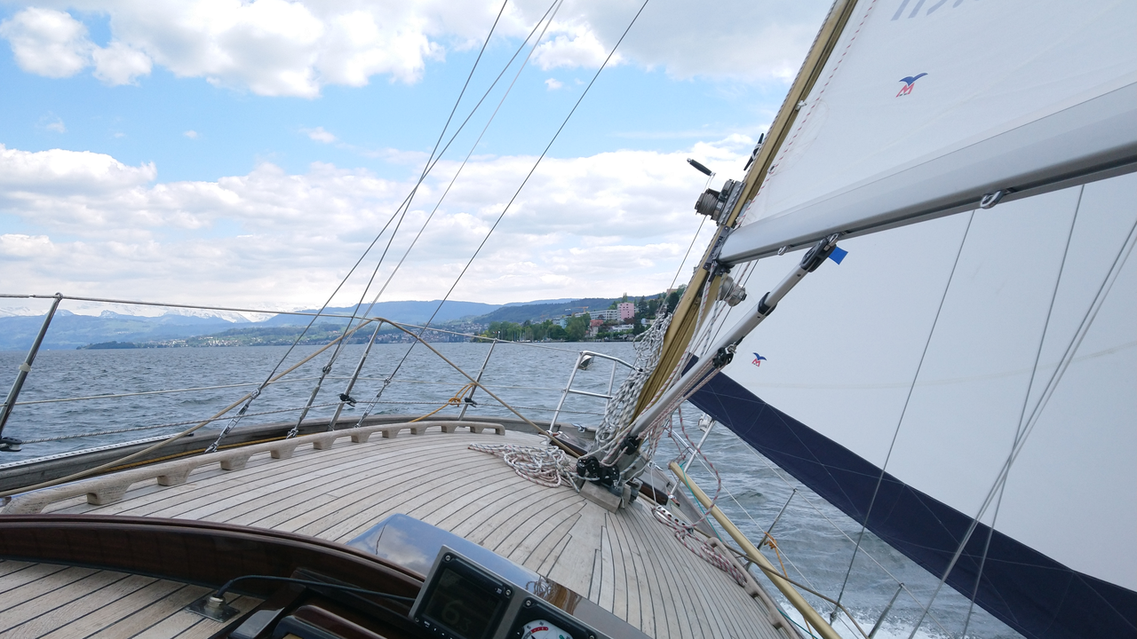Unternehmen Sie mit Ihrem Team, Ihren besten Kunden oder Ihren wichtigsten Geschäftspartnern einen unvergesslichen Segeltörn. Das Segelboot ist ein wahres Bijou unter den Oldtimeryachten und hat schon viel erlebt. Geniessen Sie entspannte Stunden auf dem wunderschönen Zürichsee und entdecken Sie die Faszination des Segelns.
