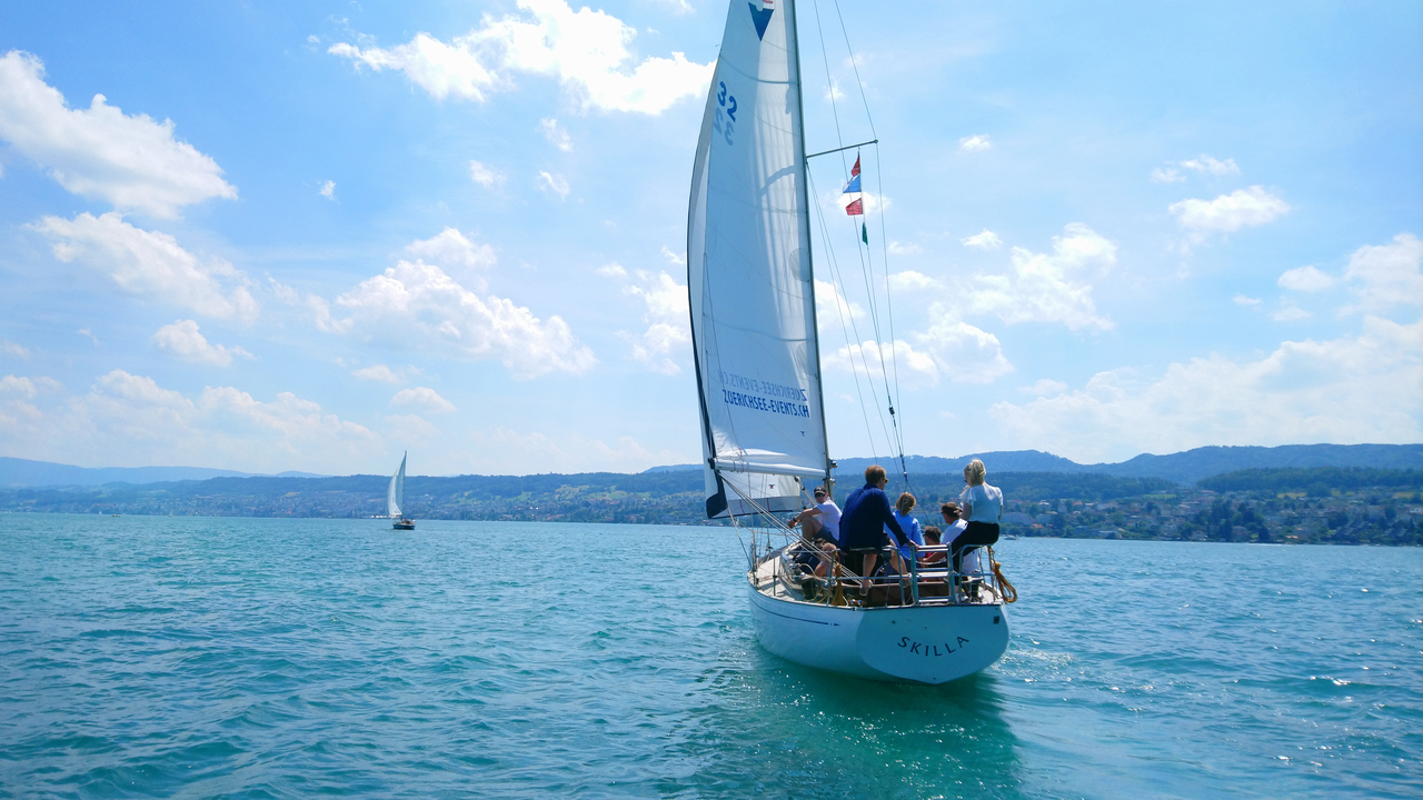 Unternehmen Sie mit Ihrem Team, Ihren besten Kunden oder Ihren wichtigsten Geschäftspartnern einen unvergesslichen Segeltörn. Das Segelboot ist ein wahres Bijou unter den Oldtimeryachten und hat schon viel erlebt. Geniessen Sie entspannte Stunden auf dem wunderschönen Zürichsee und entdecken Sie die Faszination des Segelns.