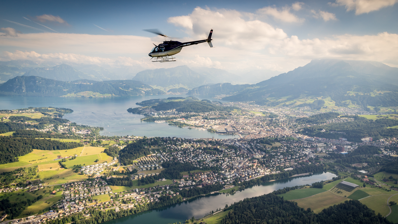 Erfüllen Sie sich und Ihren liebsten den Traum vom Fliegen bei einem Helikopterrundflug. Als Geschenkgutschein oder Just for fun direkt mit Termin.