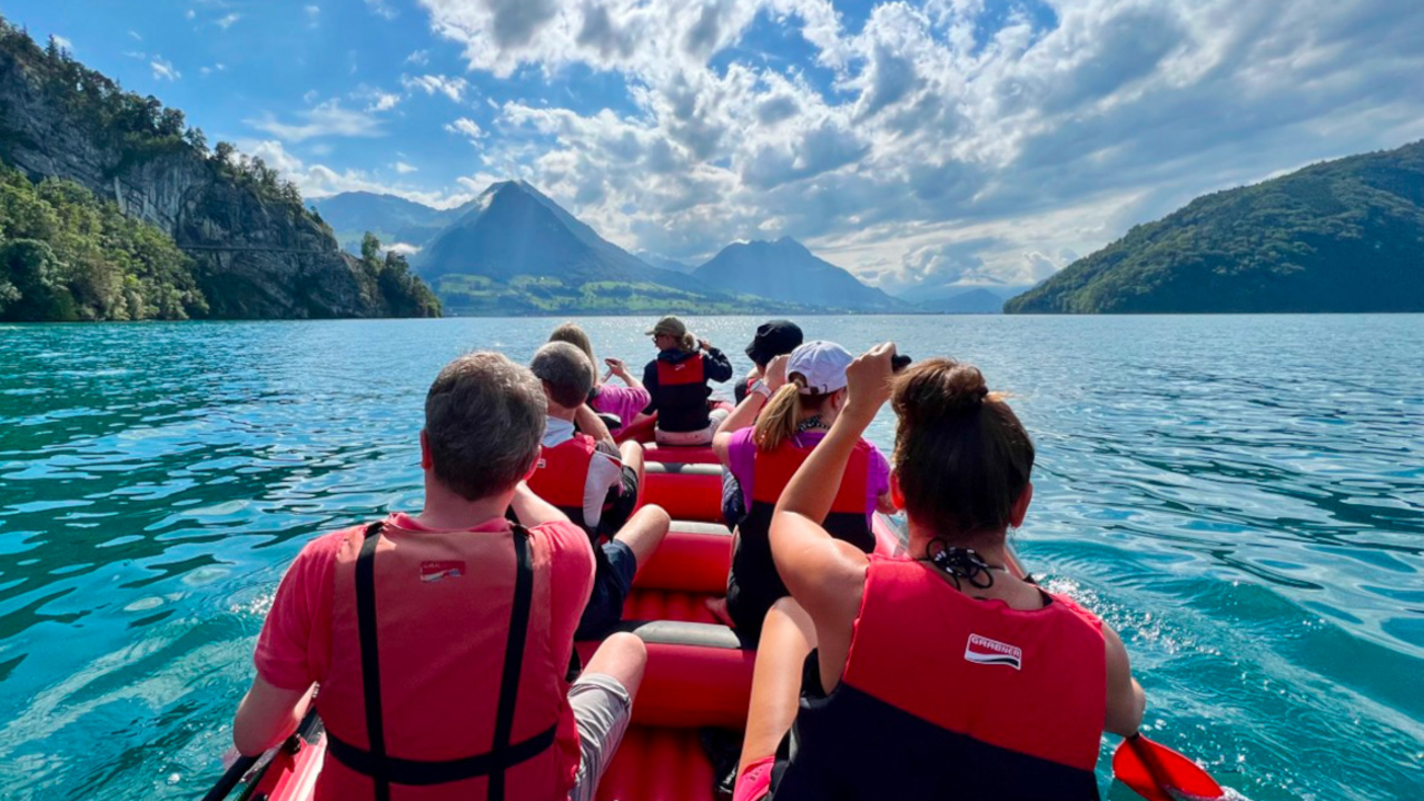 Mit dem Grosskanadier-Kanu paddeln Sie entlang den naturbelassenen Ufern der Schweizer Seen mit zum Teil fjordähnlichen Buchten und geniessen die herrliche Aussicht auf die umliegende Bergwelt.