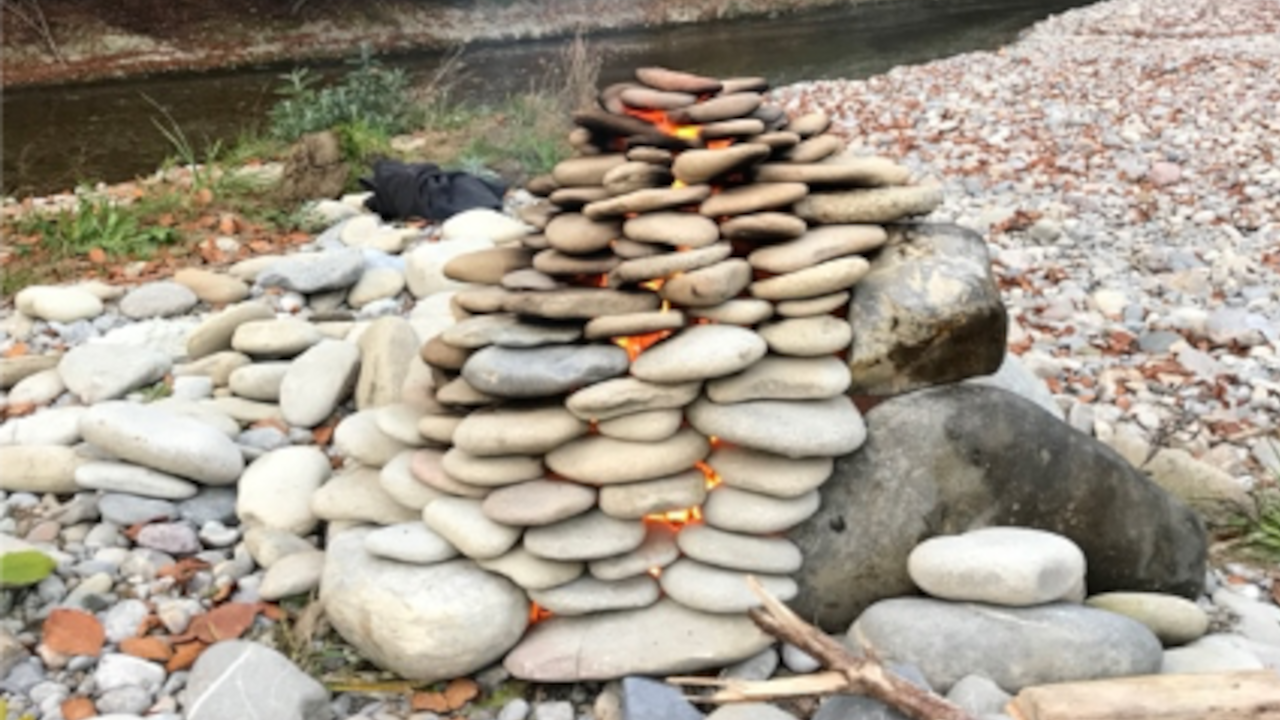 Wir verbringen einen Tag am Fluss und bauen gemeinsam einen peruanischen Hirtenofen aus Steinen. Danach heizen wir den Ofen mit Feuer ein, um die Steine zu erhitzen und etwas Feines zu kochen.