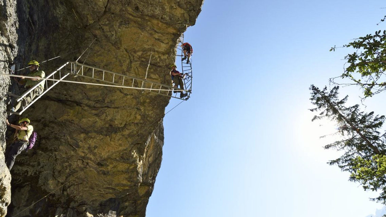 Der als «schönster Klettersteig der Alpen» prämierte Klettersteig im Berner Oberland bietet Ihnen ein Teambuilding-Abenteuer der besonderen Art. Wollen Sie den Teamspirit fordern und fördern? Dann ist diese geführte Klettertour genau das Richtige. Der Klettersteig Allmenalp K4 im Berner Oberland bietet echten Nervenkitzel. Im Team ein solches Abenteuer zu erleben, ist unvergesslich und schweisst zusammen.