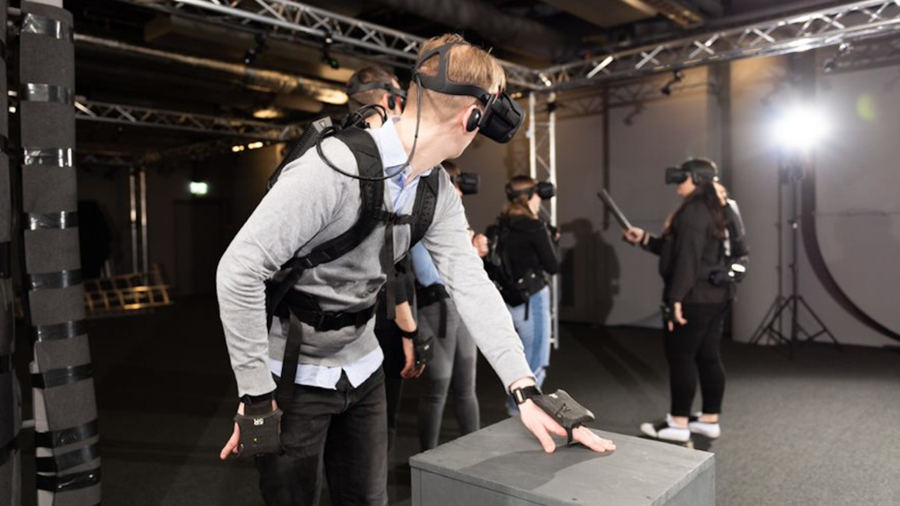 Bewegen Sie sich mit Ihrem Team frei durch eine vollkommen virtuelle Welt, die dank ihren 4D-Effekten verblüffend real scheint. Das ultimative Virtual Reality Erlebnis für Sie und Ihr Team. Seien Sie die Hauptfigur in einer virtuellen Welt und lösen Sie spannende Rätsel.